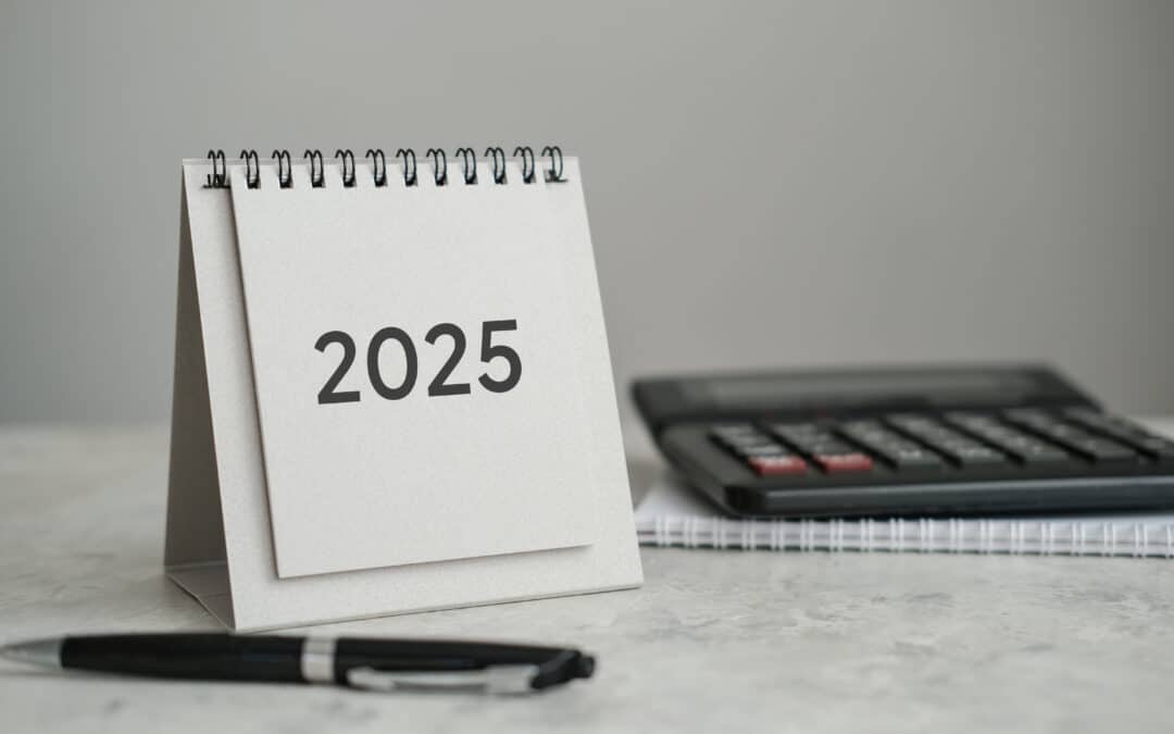 Bureaukalender 2025, rekenmachine en pen op tafel